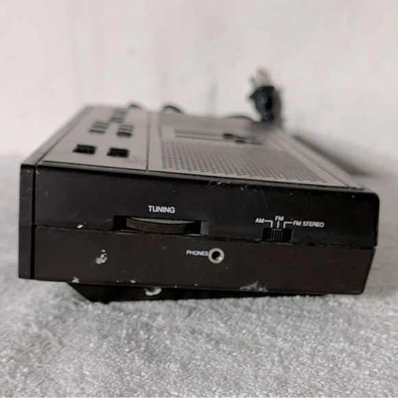 Vintage Realistic Digital  Clock Radio For Parts - Picture 2 of 14